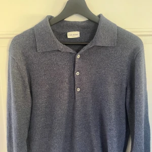 Blå långärmad piké, John Henric  - Mörkblå pikétröja från John Henric. 100% merinoull, mkt bra skick. Strl M 