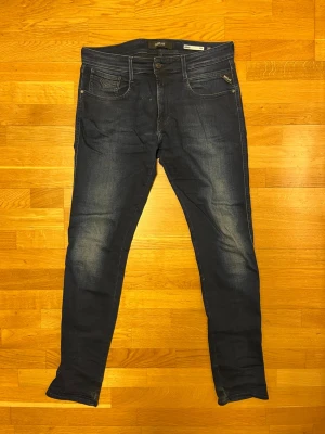Mörkblå replay jeans anbass  - För Challe