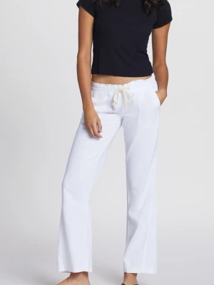 Linnebyxor Roxy  - Vita linnebyxor från Roxy i storlek xs som är lite för korta för mig som är 163cm💕byxorna har inga fläckar, hål eller andra defekter. Det är bara att skriva till mig om du vill ha bild på byxorna💕