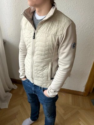 Beige quiltad jacka från Pelle P - Säljer en fet cardigan från Pelle P                               Perfekt nu inför våren                                                   Fråga vid minsta fundering (Pris kan diskuteras)