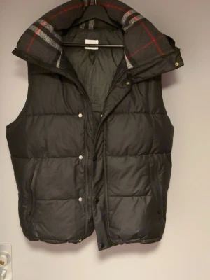 Burberry väst/jacka - Säljer min burberry väst som även går att göra till en jacka (bild 3) men jag själv föredrar västen. Det är storlek S men kan också passa M och är perfekt för alla årstider då man som sagt kan modifiera den från jacka till väst. Jag själv har endast använt den ett par månader men har en väldigt positiv bild av den och är mer en nöjd. Hör gärna av dig vid mer frågor🙌