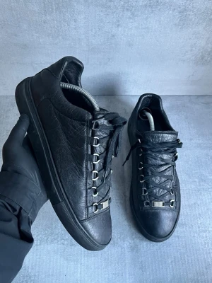 Balenciaga Arena - Svarta Arenas | flawless skick 9/10 | storlek 42 passar 1-1,5 storlek större (43 typ) | inget og | nypris 6000kr (säljs inte längre) | skriv vid frågor 