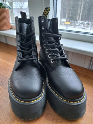 Dr. Martens svarta platå boots - Säljer ett par nya svarta Dr. Martens 1460 pascal Max kängor med rejäl platåsula (se bild med mått) och klassiska gula sömmar. Skorna är i läder med snörning framtill och dragflik bak med logga. Perfekta för dig som har en cool stil och vill ha dom enligt mig snyggaste kängorna som finns😍Helt NYA! endast testade (Passade inte min fot)😭 får välja "mycket bra skick" pga att originalförpackning är kastad.. men dom är endast testade.