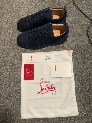 Christian Louboutin skor/sneakers - 10/10 skick, helt ny och oanvänd. Storlek 42/43. Tveka inte att höra av dig om du har några frågor! 
