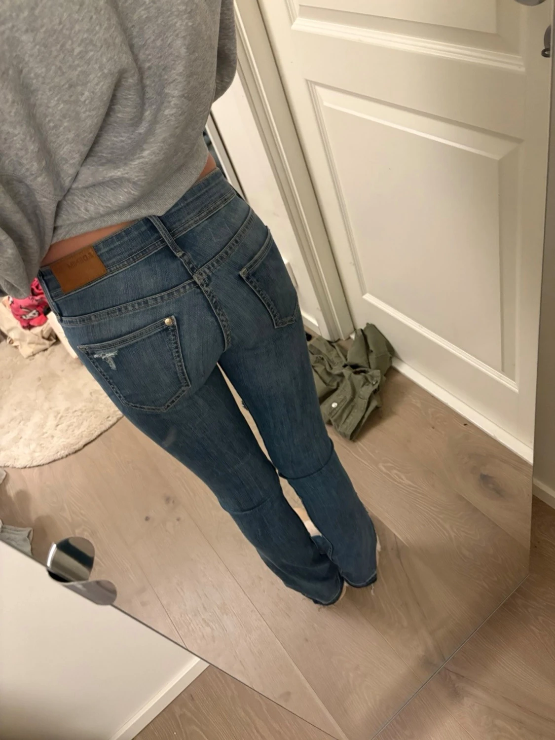 Blå slitna bootcut jeans - 1