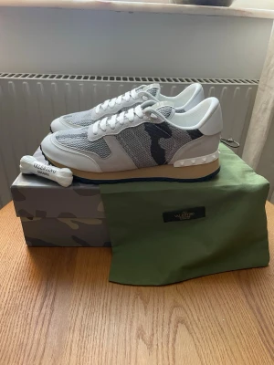 Valentino Rockrunners - Säljer ett par feta rockrunners i storlek 43 🙌      Så gott som nya och riktigt snygg colourway & box, snören medföljer ✅