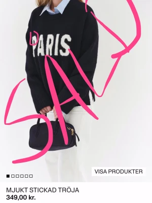 Svart stickad tröja | HM - Jättefin stickat tröja med Paris tryck från hm, mycket bra skick bara använt en gång men kommer inte till användning längre💗💗