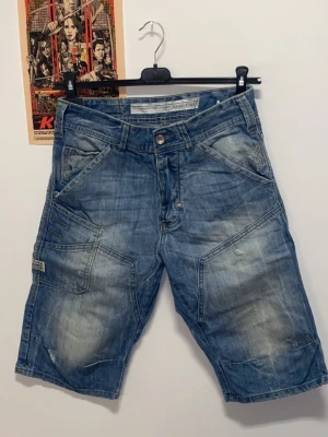 Jack & Jones denimshorts - Coola denimshorts med mycket detaljer, slitningar och ljusa partier. 