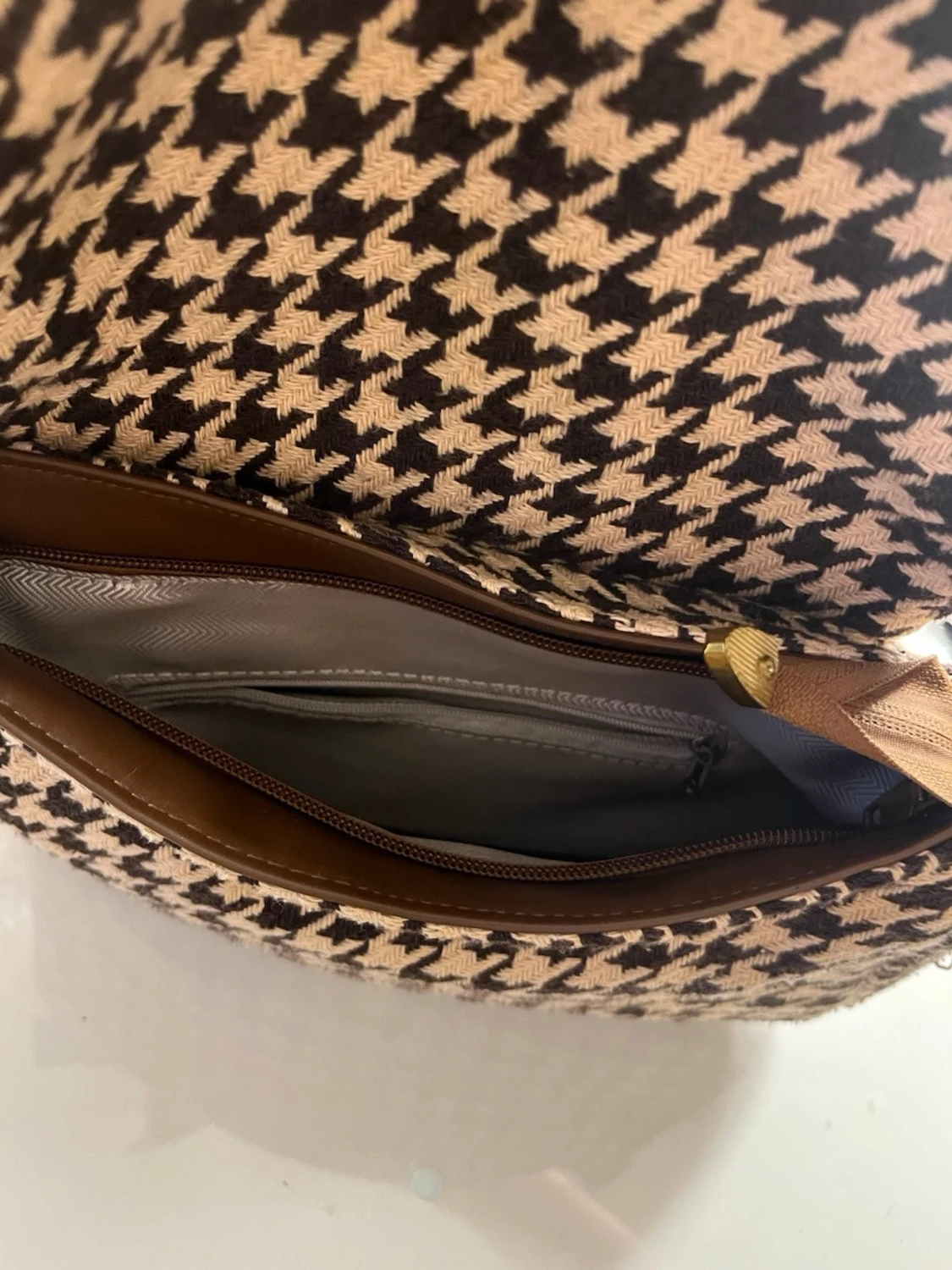 Houndstooth handväska med brunt spänne - 3