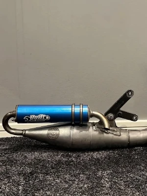 Leo Vince TT Rör | Yamaha Slider - •Leo Vince TT Trimrör | Yamaha Slider. Fint Trimrör med ett riktigt unik blå ljuddämpare. Röret har alla pluggar dragna dvs går fullt ut. Liten buckla på baksidan av röret, inget som påverkar effekt. Hör av dig vid frågor eller funderingar, mvh.