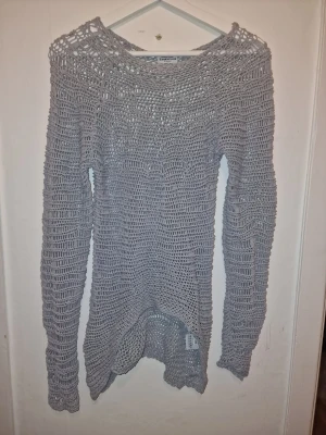 Hunkydory Essentials ljusblå tröja - Långärmad drömmig tröja från Hunkydory.  Den har en öppen stickning som ger en luftig känsla. Den är designad med en något längre baksida vilket ger en artsy/creativ silhuett. 100 % Bomull 🩵💙