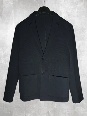 Stickad Fin Kavaj - Stickad Fin Kavaj från HM. Storlek M. Skick 9/10, aldrig använt och väldigt fin modell. Pris 429 men kan diskuteras vid intresse! Fraktas samma dag!