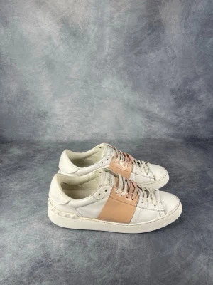 Valentino Open - Skick: 7,5/10. | Ingår: endast skorna. | Nypris: +- 7000 SEK.