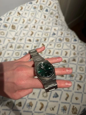 Tissot prx klocka - Säljer en supernice tissot prx klocka med grön urtavla. Den är använd en del och är därför lite repad på en del ställen men utöver det så är den i superfint skick och fungerar som den ska✅ frågor? Kontakta mig✅ allt gott, mvh Noah