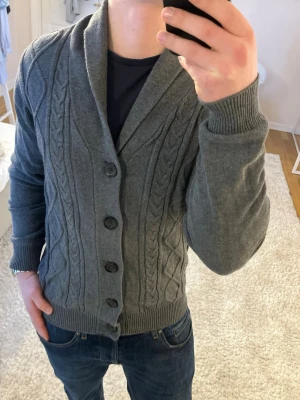 Stilren cardigan  - Cardigan | Mycket bra skick | Size - L | Pris 399 | Hör av dig vid minsta fråga eller fundering📩