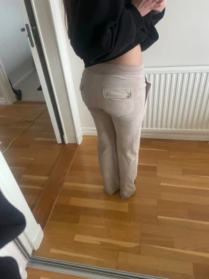 juicy couture byxor - juicy couture byxor u storlek xxs, finns en liten fläck vid knän och lite smutsig längst ner vid foten! nypris 1300kr (priset kan diskuteras) 💗