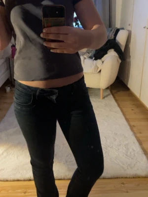 Mörkblå jeans från LTB - Säljer ett par mörkblå jeans från LTB, modell valerie dem sitter jätte bra och är bootcut o lågmidjade de har blivit lagade vid en söm som jag visar på bilden men det är absolut inget som syns eftersom det är en söm där ändå🥰🫰🏻 dem är lite lite lite uttöjda men inget som skadar🫰🏻