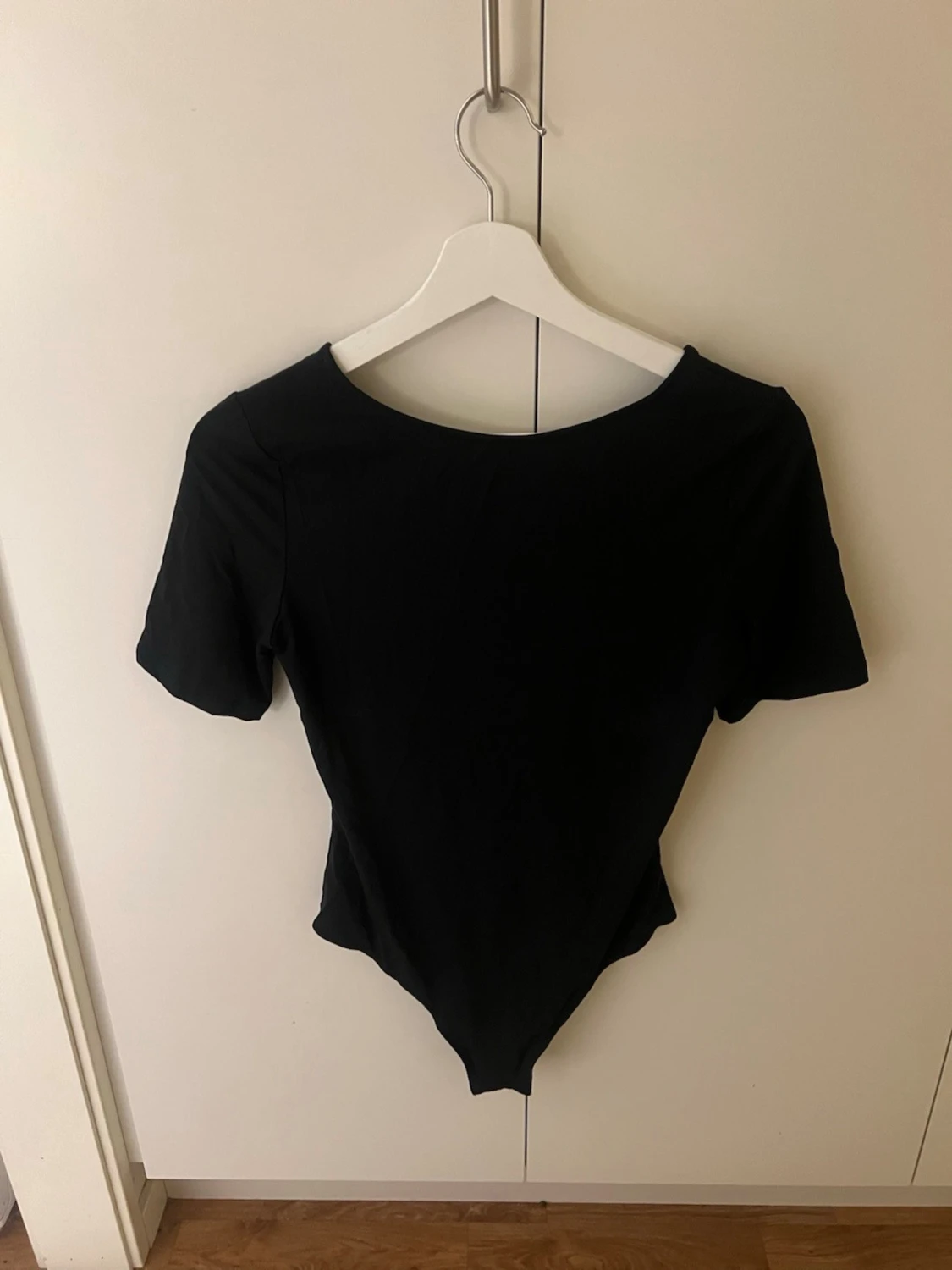 Svart kortärmad body  - 1