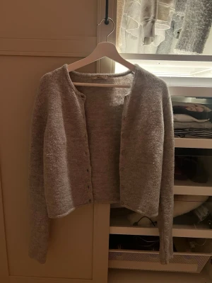 Grå kofta - Grå kofta från Gina