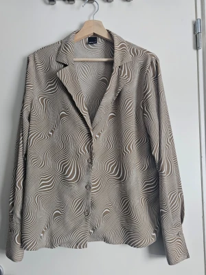 Mönstrad brun/beige skjorta - Gina Tricot - I väldigt fint skick. Inget att anmärka.