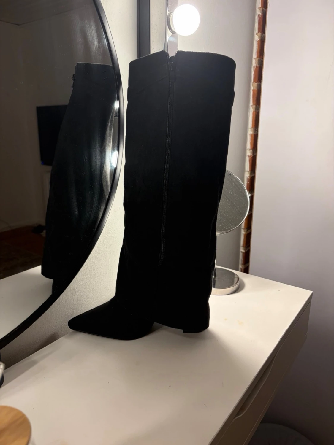 Svarta knähöga boots med gulddetalj - 1