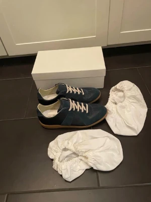 Maison Margiela gats | Navy - Säljer ett par stilrena Maison Margiela gats i färgen mörkblå. | Storlek: 43 | Skick: 10/10, endast använda fåtal gånger | Box och dustbags fås med. | Pris: 3299kr, går att diskuteras vid snabb affär. | Vid frågor eller funderingar är det bara att höra av sig i pm! MVH William