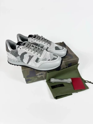 Valentino Rockrunner skor (helt nya) - | Säljer ett par helt nya Valentino Rockrunners sneakers | Storlek: 41 | Allt OG ingår | Hör av dig vid frågor eller funderingar