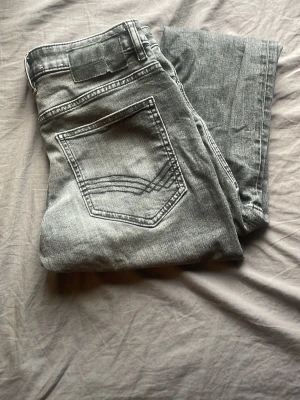 Tom Tailor Jeans - Tjenare, säljer dessa lite schysstare Tom Tailor Jeans för ett riktigt schysst pris. Storlek syns på bild alltså 30/30. Enda problemet är att lappen bak till är lite sönder men inget som påverkar. Skick 9/10🤩.        Hör av er vid frågor via pm.