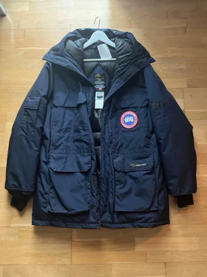 Canada Goose jacka  - Säljer en äkta Canada Goose vinterjacka i bra skick. En snygg jacka som håller värmen väldigt bra. Den är även i bra skick, normalt använd utan större slitage! En skada på dragkedjan vilket jag har räknat med i priset!  ✅