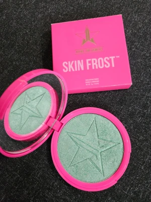 Jeffree Star Skin Frost Highlighter Mint - Highlighter från Jeffree Star Cosmetics i nyansen Skin Frost. Kommer i en cool grön färg med metallic finish och är pressad i en rund dosa med spegel och rosa plastförpackning. Stjärnlogga är inpräglad i pudret. Perfekt för dig som vill sticka ut!