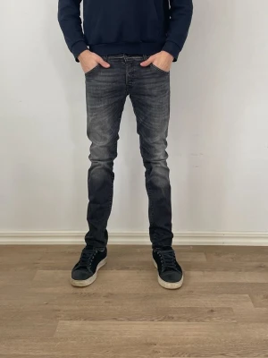 Jack and jones Jeans  - Säljer ett par riktigt snygga svarta jack and jones jeans i bra skick för endast för 399kr!                                                                             Nypris:899kr därav väldigt bra erbjudande.             Modell:Slim fit.                                                           Har några frågor är det bara att fråga på!