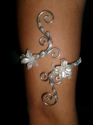 Armcuff  - Finns både i silver och guld💞 Lättböjd material som är enkel att justera. Vid osäkerhet, skriv gärna din till mig din omkrets på armen🥰 Jag gör även customs!