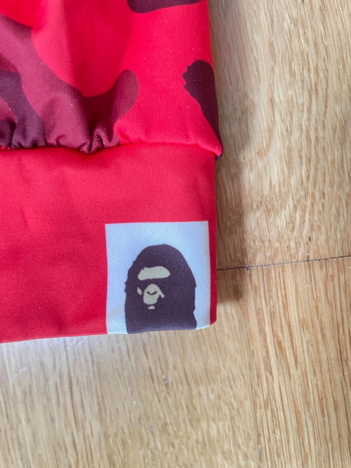 Röd BAPE Shark Hoodie med camomönster - 1