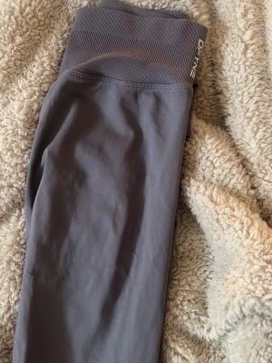 Dfyne leggings - Dfyne träningsbyxor i färgen Graphite, aldrig använda! Strl s💞💞