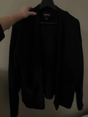 OVERSIZED KOFTA MONKI - Jättevarm och skön kofta. Inte alls som en xxs, snarare S.