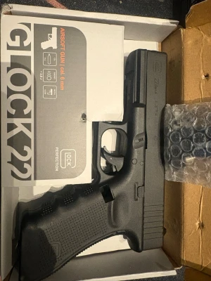 Glock 22 airsoftpistol 6 mm - Säljer en svart Glock 22 airsoftpistol i metall, kaliber 6 mm. Medföljer originalkartong och flera delar samt skruvar och fjädrar för eventuell reparation eller modifiering. Perfekt för airsoftentusiaster som gillar att meka. Den är i delar för jag demontera den sen hade inte tid för att montera på allt igen Alla delar kommer med