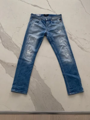 Replay jeans - Säljer ett par blå Replay Grover jeans med snygga slitningar | passform: straight/slim fit | storlek: W33 L32 | pris kan diskuteras! 