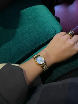 Guldfärgad klocka med länkarmband - Justerbar justeringsvektyg följer med. Stilren guldfärgad rostfritt stål klocka med klassiskt länkarmband och rund urtavla i silver. Klockan har en elegant och tidlös design som passar perfekt till din outfit. Metallarmbandet ger en lyxig känsla och urtavlan har tydliga markeringar.