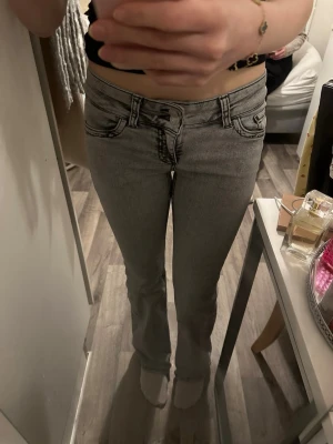 Grå bootcut jeans från Wrangler - Säljer ett par grå bootcut jeans från Nelly. I storlek 36, typ aldrig använda