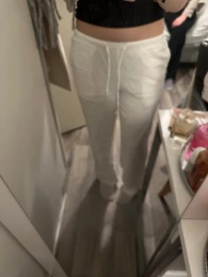 Vita linnebyxor med dragsko - Säljer ett par vita linnebyxor från bikbok som är nästintill oanvända i storlek xs