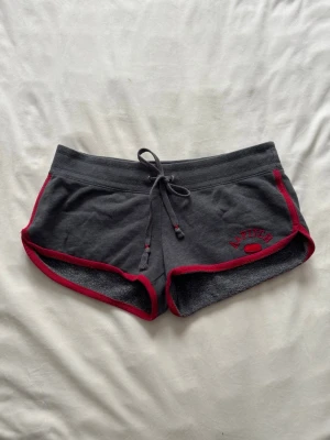 Lågmidjade mjukisshorts  - Lågmidjade mjukisshorts ifrån Abercrombie & Fitch i storlek M!                                                                   Har liknande annonser kolla gärna de också🤍