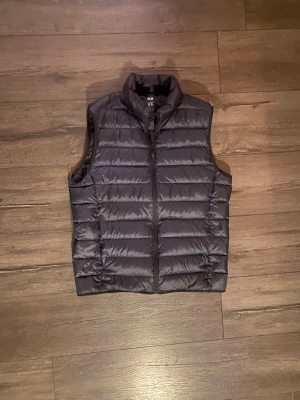 Mörkblå dunväst från Uniqlo - Säljer en mörkblå dunväst från Uniqlo i storlek S. Inga defekter. Skriv vid frågor 