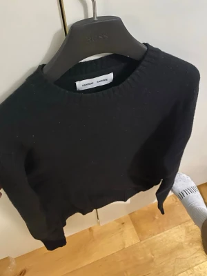 Svart stickad tröja i ull Samsøe Samsøe - Storlek S passar xs då den krympt lite | Färg svart | Skick 9/10 | Skriv om du har några funderingar 💪🏼🤝