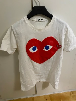 Vit Comme des Garçons Play t-shirt - Storlek S passar även Xs | Färg vit | Skick 9/10 | Skriv om du har några funderingar 💪🏼🤝