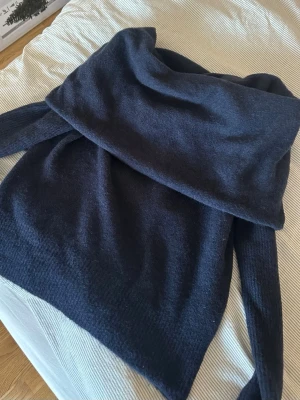 Zara - Vacker off shoulder från Zara, använd en gång. Mycket oversized och slouchy. Stl S 