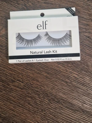 👁️ e.l.f. Natural Lash Kit - Lösfransar med Limm - Naturliga lösfransar från populära märket e.l.f. Cosmetics! Perfekt för dig som vill ha en subtil förstärkning av blicken. 💫 Produktinformation: Märke: e.l.f. (Eyes Lips Face) Typ: Natural Lash Kit Innehåll: 1 par lösfransar + franslimm (Eyelash Glue) Style: Naturlig look med längre hår i mitten Francegenskaper: ✨ Naturligt utseende - inte för dramatiskt ✨ Lätt att applicera, perfekt för nybörjare ✨ Limm medföljer - allt du behöver i ett kit! ✨ Bekvämt att bära hela dagen ✨ Återanvändningsbara (