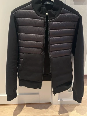 Herno cardigan - En rikigt fet svart Herno cardigan som knappt är använd ny skick. Ingen skavanker Elelr liknande strlk 46/s hör av er för fler frågor