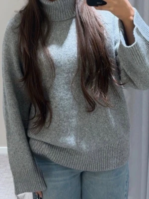 Grå polotröja i stickat material - Stickad polotröja från Lindex i storlek M