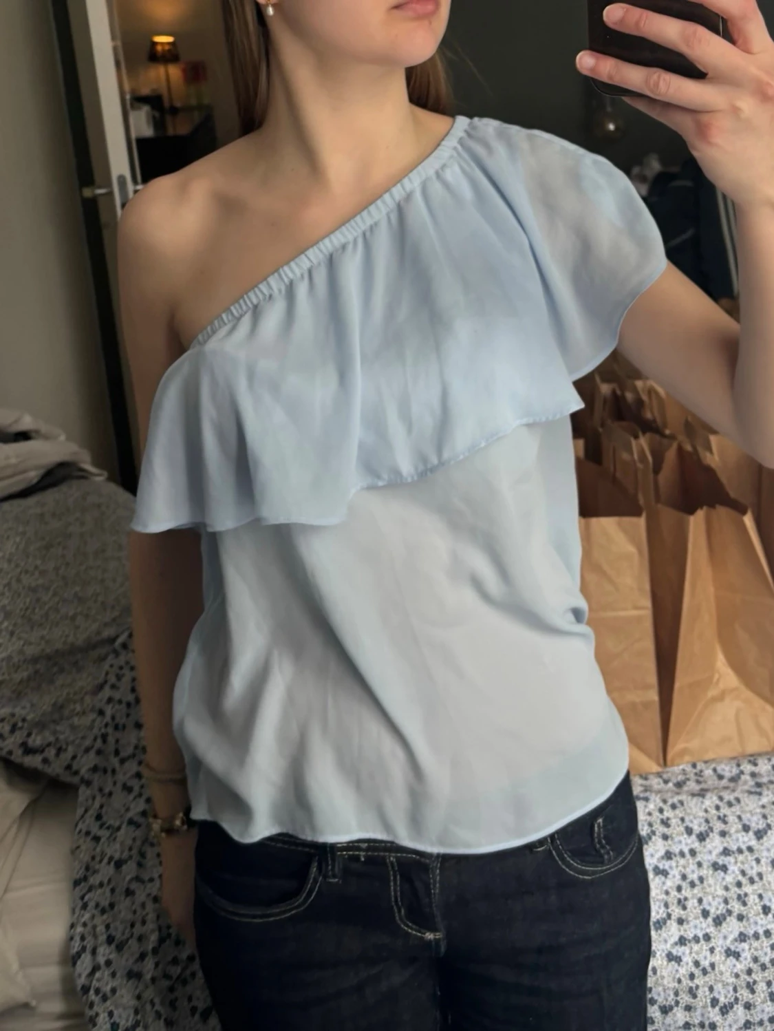 Ljusblå oneshoulder topp med volang - 4