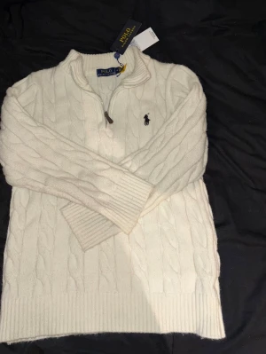 Ralph Lauren tröja  - Säljer en vit Ralph Lauren tröja i nyskick. Passar M och S, säljs pga lite för liten för mig.